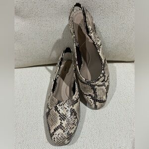 Clarks Comfort Flats Faux Snakeskin Slingback Shoe Women's Size 9 Cream Black